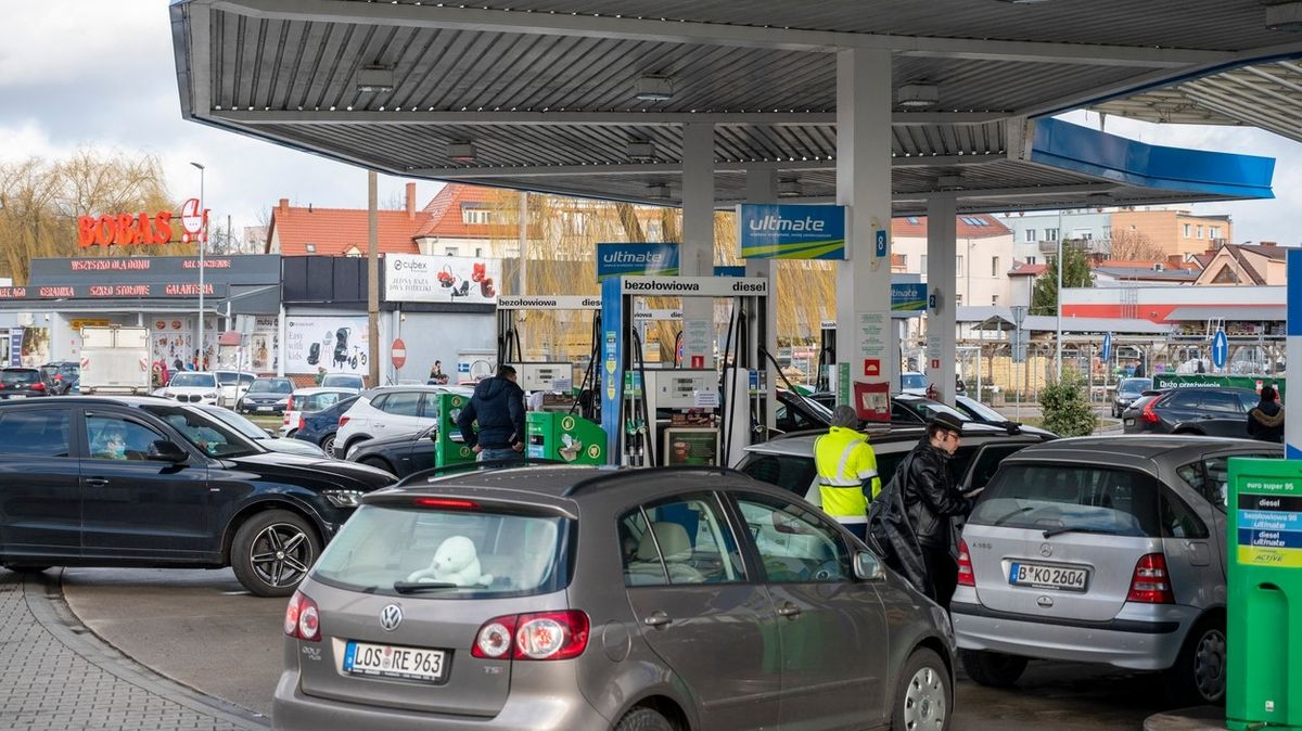 Tikající bomby na silnicích. Slováci si vozí benzín z Polska rovnou v sudech